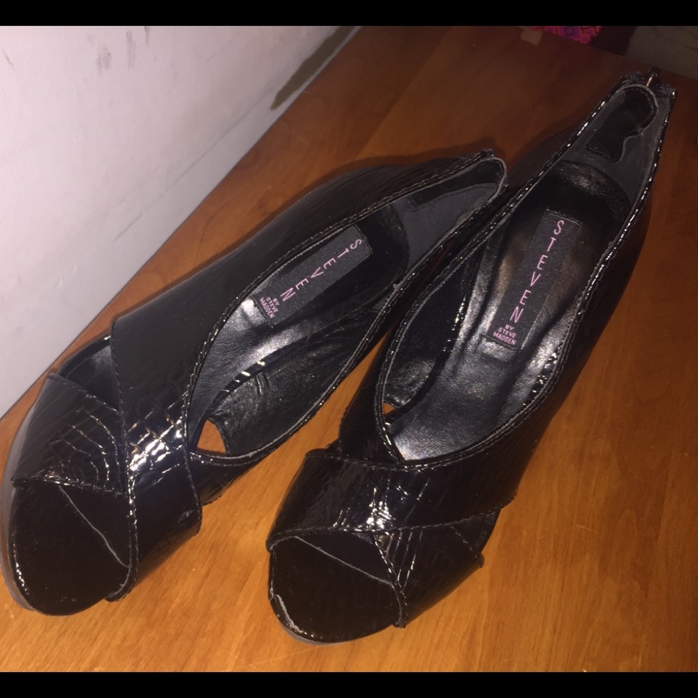 Brand new Steve Madden Peep toe heals